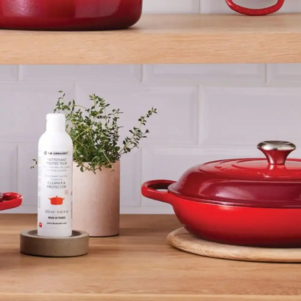 Alternative view of Le Creuset 8.45oz Cast Iron Cleaner