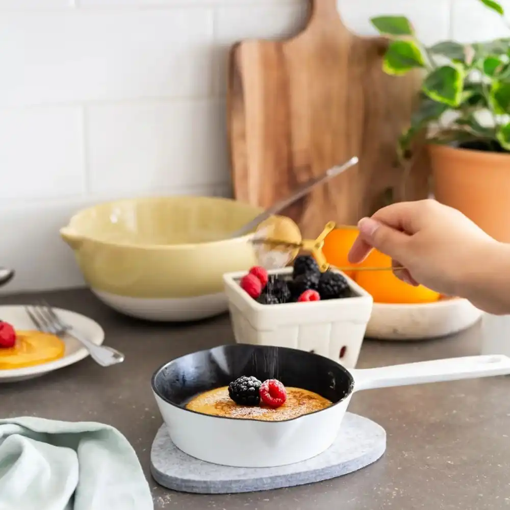 Alternative view of Kana Milo 6" Micro Skillet with Lid | White